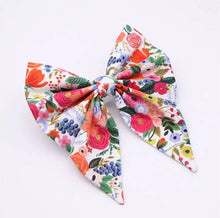 Load image into Gallery viewer, Elegant Autumn: Personalized Butterfly Bowtie - GiftyDogStore
